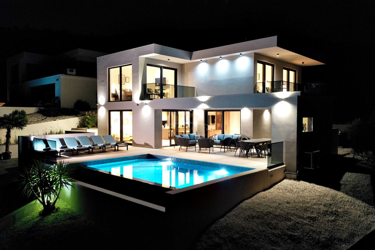 Villa esclusiva a Seget Gornji in un ambiente tranquillo e silenzioso con una splendida vista panoramica